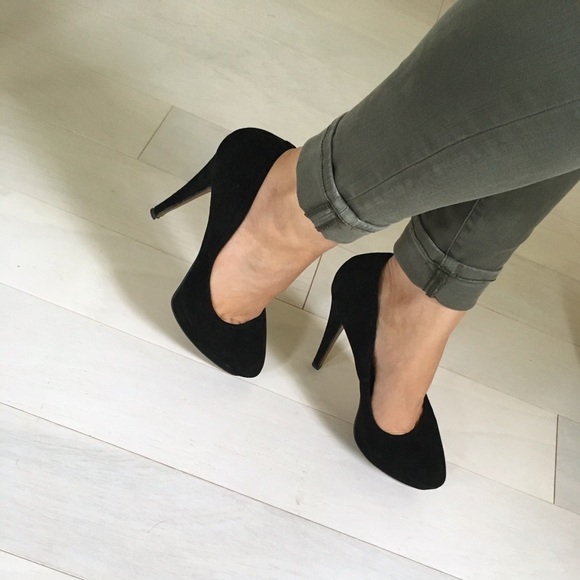 [Aldo] Black Velvet Heels - Picture 2 of 6